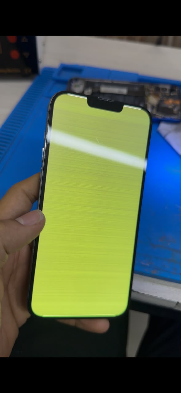 Celular con falla de pantalla en revisión