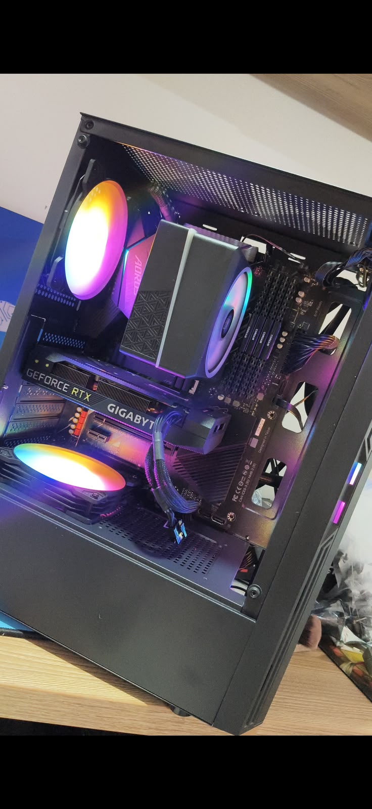 Interior de un computador gamer con sus componentes