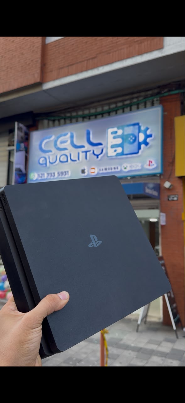 Consola PlayStation 4 frente al local Cell Quality