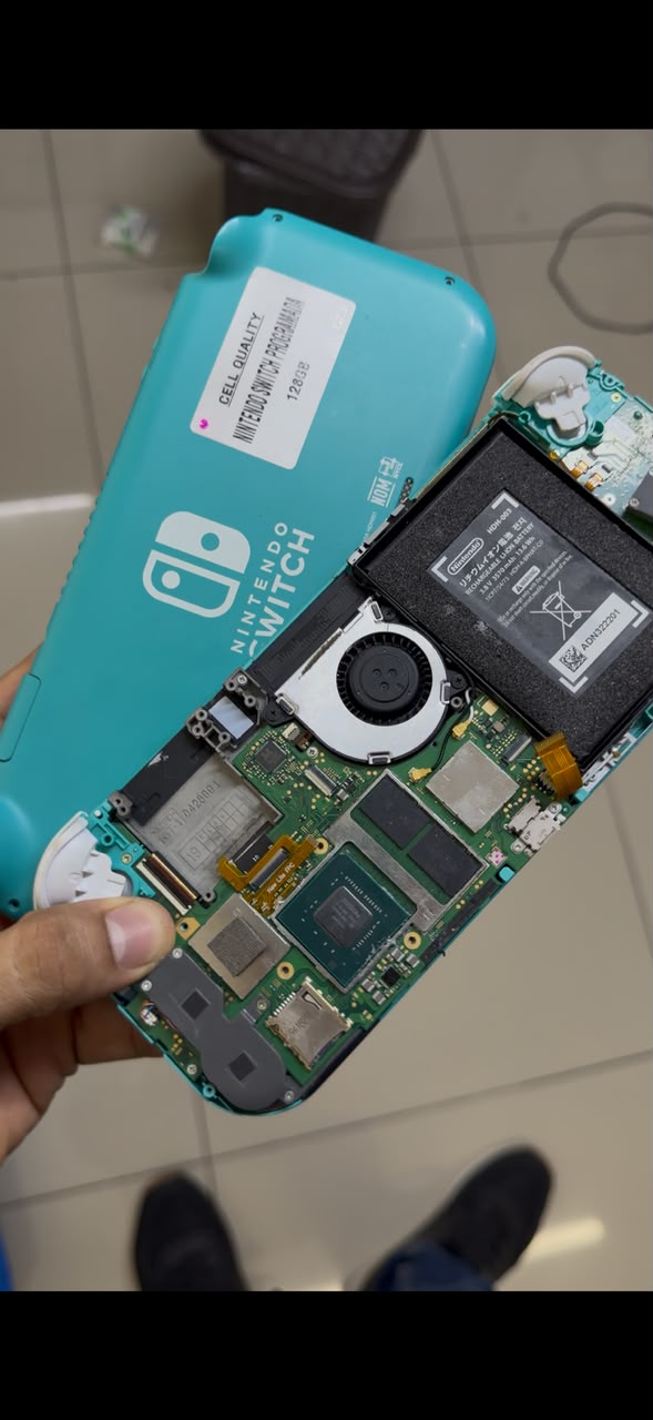 Revisión interna de una Nintendo Switch Lite